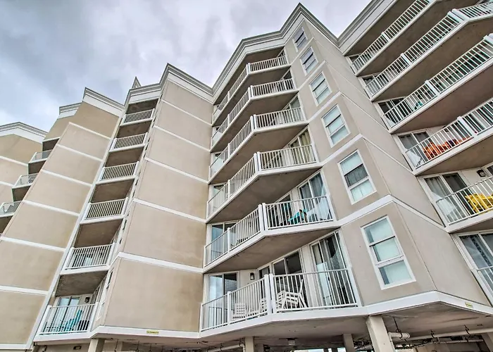 Colorful Beachfront Condo W/ Resort Amenities